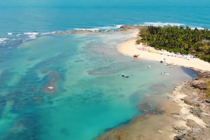 A Costa dos Corais, a maior unidade de conservação costeiro-marinha do Brasil, permite turismo regulamentado em alguns pontos, desde que haja controle de visitação, infraestrutura sustentável e fiscalização eficiente.