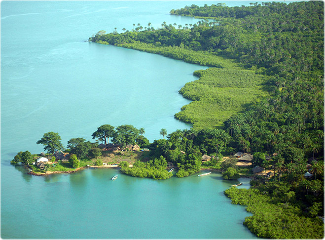 O país fica na Costa Oeste do norte da África. Seu maior destaque é o Arquipélago dos Bijagós, com 88 ilhas e ilhéus. Desde 1996 ele está na lista da Unesco como reserva da Biosfera. Paisagens incríveis e ótima infraestrutura para turismo.