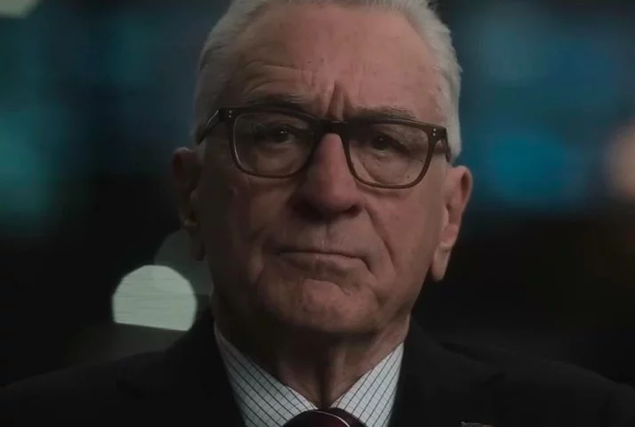 Enquanto lida com desinformação e conflitos entre interesses do governo e do setor privado, Mullen precisa enfrentar seus próprios segredos para salvar o país.