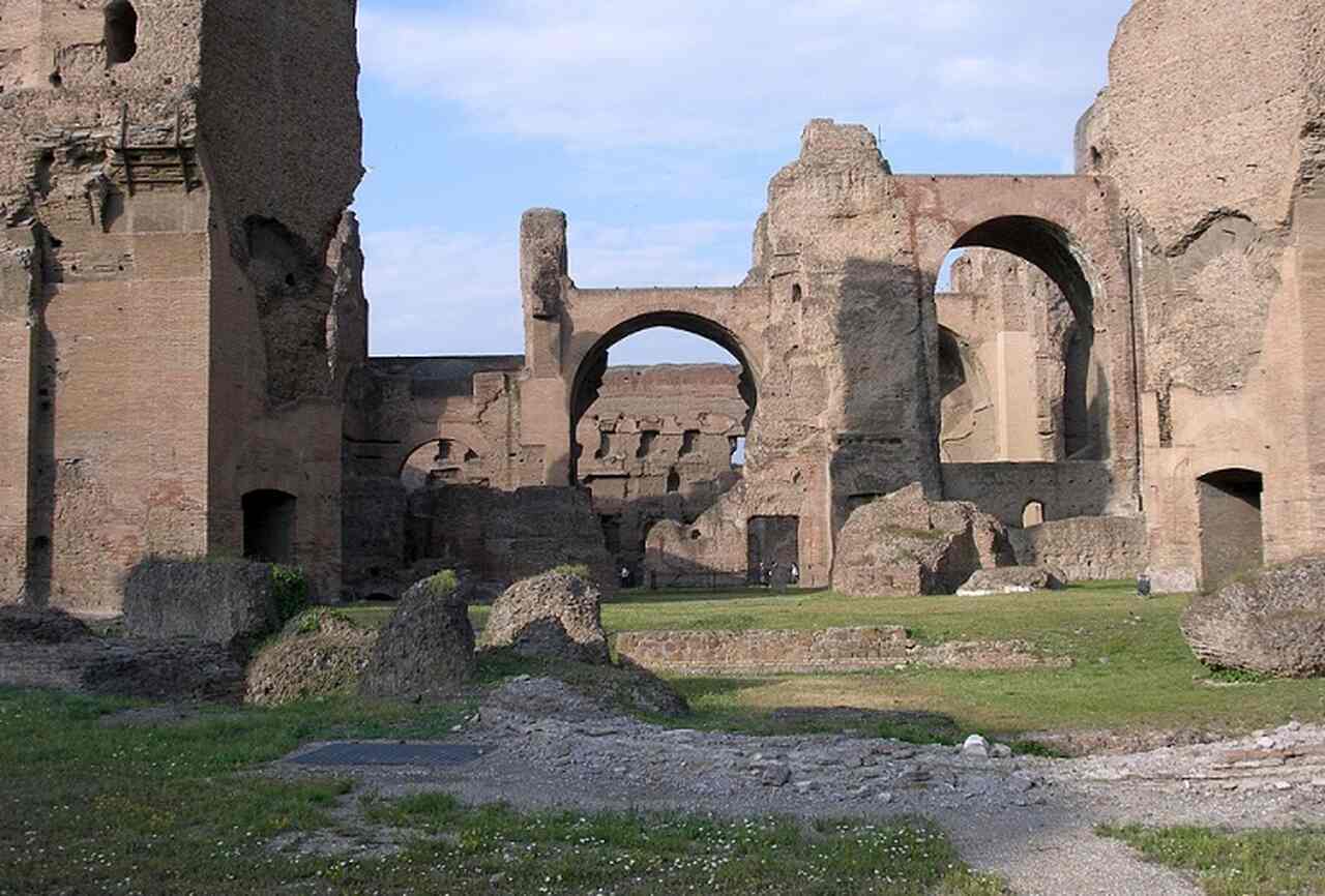 Termas de Caracala (212-217 d.C.): Um dos maiores complexos termais do Império Romano, usadas para banhos públicos e lazer social