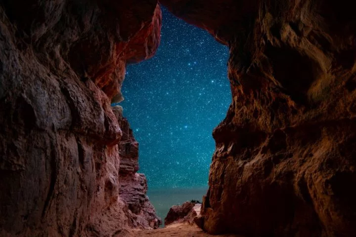 Além disso, Sedona é um dos melhores locais dos EUA para observação do céu noturno. O pôr do sol iluminando as rochas avermelhadas é um espetáculo imperdível para os visitantes românticos.
