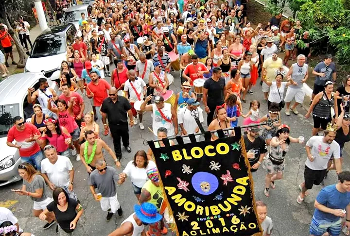 O Amoribunda brinca com as palavras. E faz referência à pessoa moribunda, ou seja, que já está morrendo: não por acaso, a concentração é atrás do cemitério da Vila Mariana, em São Paulo.  