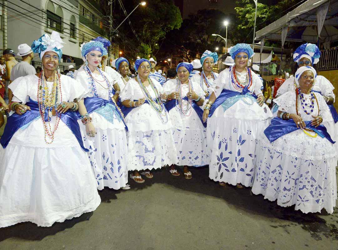 As baianas até hoje representam também a força espiritual e religiosa que sempre esteve ligada aos das escolas. Com o tempo, elas passaram a ser compostas por mulheres mais experientes na comunidade da escola. Durante algum tempo, ela até foi quesito de julgamento. Contudo, mesmo depois de deixar de contar pontos, elas continuam sendo obrigatórias.