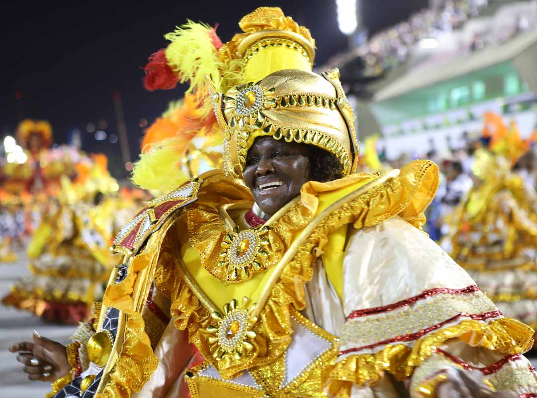 O desfile das escolas de samba são marcados pela alegria, irreverência e criatividade. E tem importantes tradições. Além da Velha Guarda, essas agremiações culturais possuem uma outra ala especial que faz referência direta aos mais velhos: a ala das baianas, as matriarcas do samba.