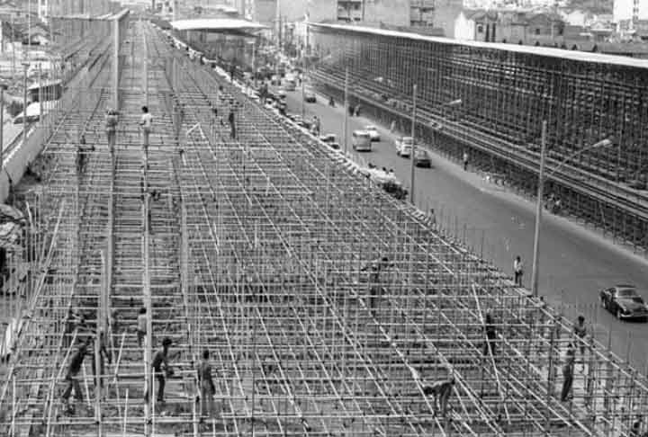 Antes da construção do Sambódromo, o desfile das escolas de samba ocupou diferentes ruas da cidade, passando pela Praça Onze, Campo de Santana, e Avenida Rio Branco. Esta avenida abrigou o espetáculo até 1962, quando o desfile foi transferido para a Presidente Vargas.