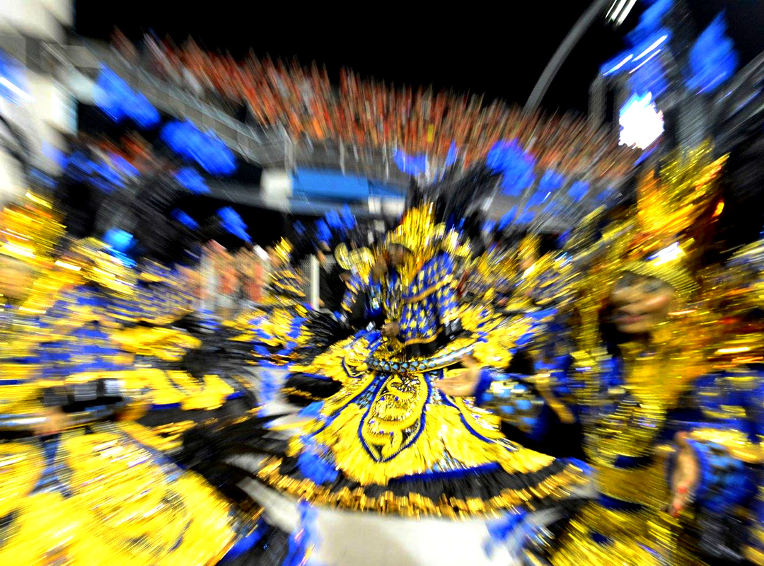 Entre 1930 e 1932, o periódico Mundo Sportivo, de propriedade do jornalista Mário Filho (irmão do dramaturgo Nelson Rodrigues), decidiu organizar o primeiro Desfile de Escolas de Samba, na Praça Onze. O jornal, inaugurado no ano anterior por Mário Filho, com o término do campeonato de futebol, estava sem assunto e perdia leitores. O jornalista Carlos Pimentel teve a ideia dos desfiles. 