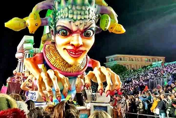 Com desfiles, blocos enormes e uma corte carnavalesca, a folia em Nice ocorre desde 1873 e tem uma tema específico para cada ano. 