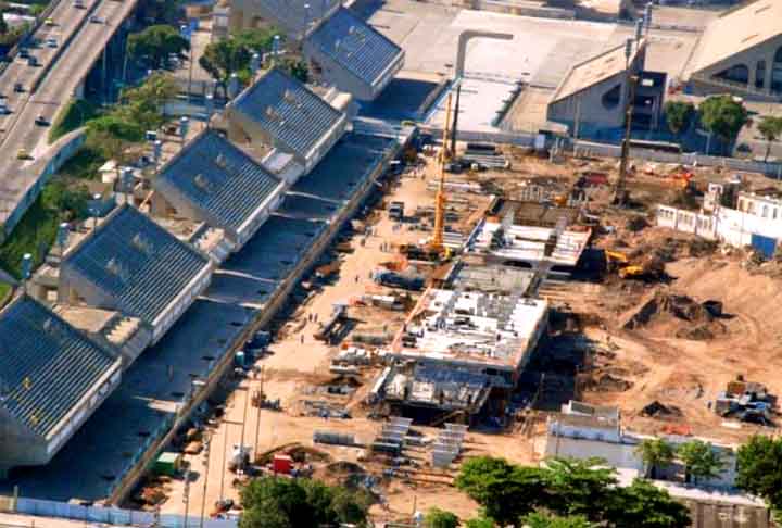 Somente em 1973, o desfile foi transferido para a Avenida Antônio Carlos no sentido Praça XV – Avenida Beira-Mar. Em 1976, as arquibancadas foram montadas sobre o Mangue, na Avenida Presidente Vargas. Dois anos depois, o desfile foi, enfim, transferido para a Rua Marquês de Sapucaí, com a montagem improvisada das arquibancadas, o que justificava a necessidade da criação de um palco à altura da festa.  