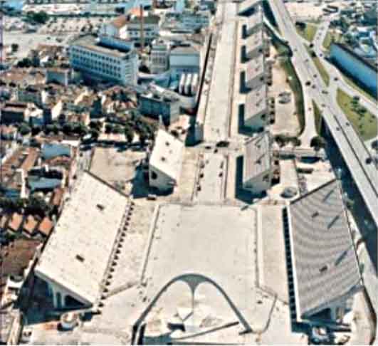 A obra durou 120 dias e foi coordenada pelo engenheiro José Carlos Sussekind e pelo arquiteto João Otávio Brizola, segundo dos três filhos de Leonel. Inaugurada em 1984, com o nome oficial de Avenida dos Desfiles, marcou o início do sistema de desfiles das escolas de samba em duas noites, ao invés de em apenas uma noite, como era costume até então.