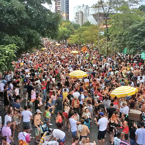 O bloco Jenifer da Tinder é uma homenagem ao maior hit do cantor Gabriel Diniz. A música e o bloco são de 2019, ano em que ele morreu. 