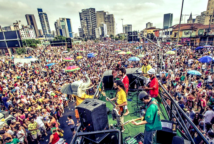 O Kaya na Gandaia, fundado em São Paulo em 2012, traz muito reggae e faz uma menção a um dos álbuns de Bob Marley, o Kaya. Já gandaia é sinônimo de farra. Gilberto Gil tem um álbum chamado Kaya N’Gan Daya. Ou seja, o nome é criativo. 