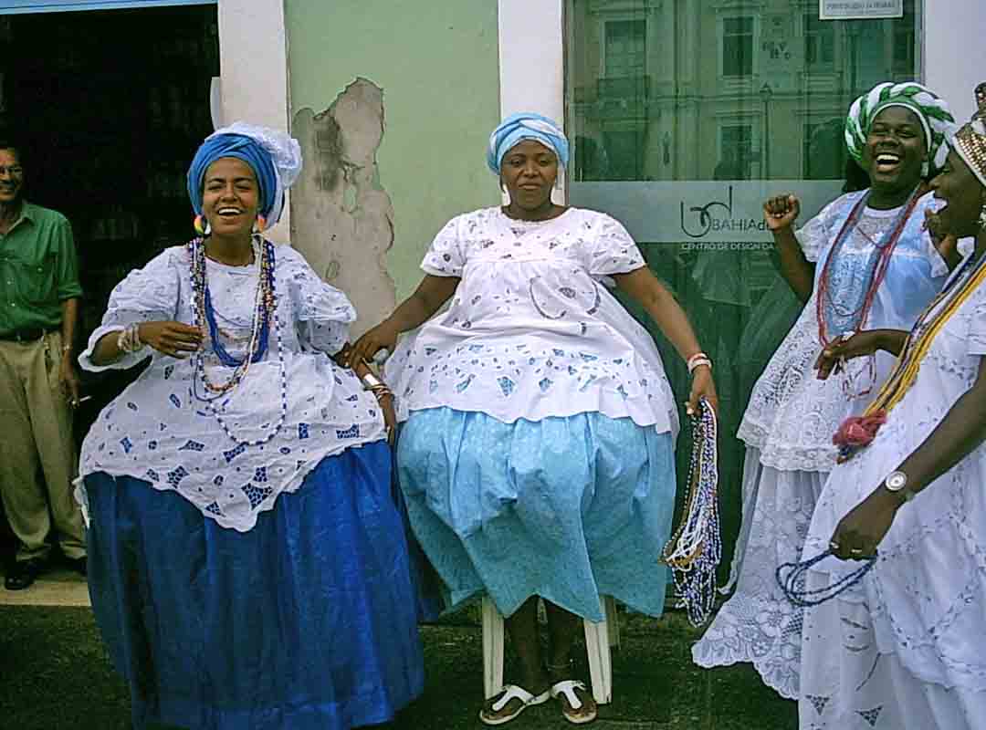 Além disso, as baianas das escolas contribuem para a tradicional Lavagem do Sambódromo, que acontece nos ensaios técnicos que antecedem os desfiles - uma semana antes. Nela, a pista é lavada com água de cheiro, ervas, incensos e arruda. 