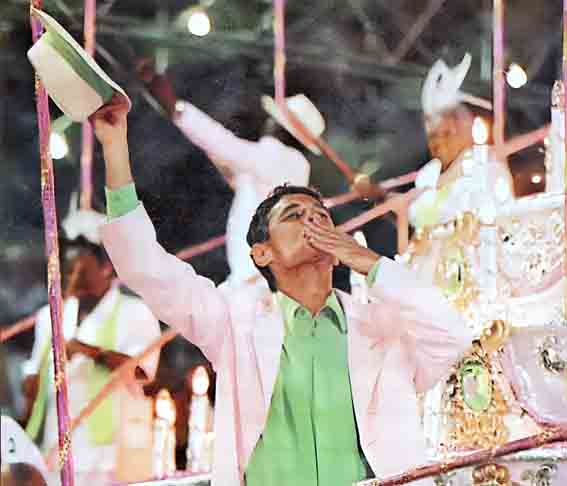 O Carnaval de 1998 teve duas campeãs. A primeira delas foi a Mangueira, que homenageou o cantor e compositor Chico Buarque de Hollanda. O enredo foi desenvolvido pelo carnavalesco Alexandre Louzada, e o desfile contou com a participação de diversos famosos, como Maria Bethânia, Gilberto Gil, Nana Caymmi, Ney Matogrosso, entre outros.