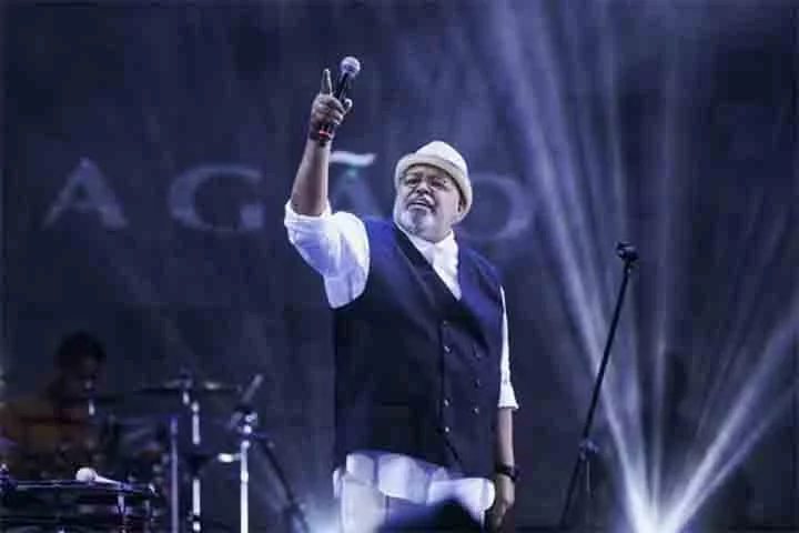 Entre as faixas do álbum está “Vou Festejar”. A música de Jorge Aragão se tornou um clássico do samba que passou a ser entoado em carnavais e por torcidas em estádios de futebol. O disco traz ainda canções de lendas do gênero, como Cartola, Martinho da Vila, Candeia, Nelson Cavaquinho e Monarco.

