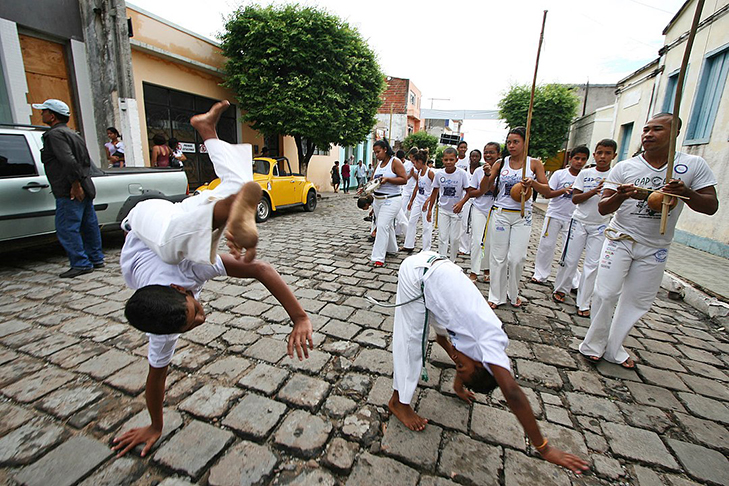 O nome abadá tem origem na palavra árabe abad, que significa escravo. A palavra foi trazida para o Brasil pelos africanos escravizados, e passou a ser usada para caracterizar a roupa usada pelos capoeiristas.