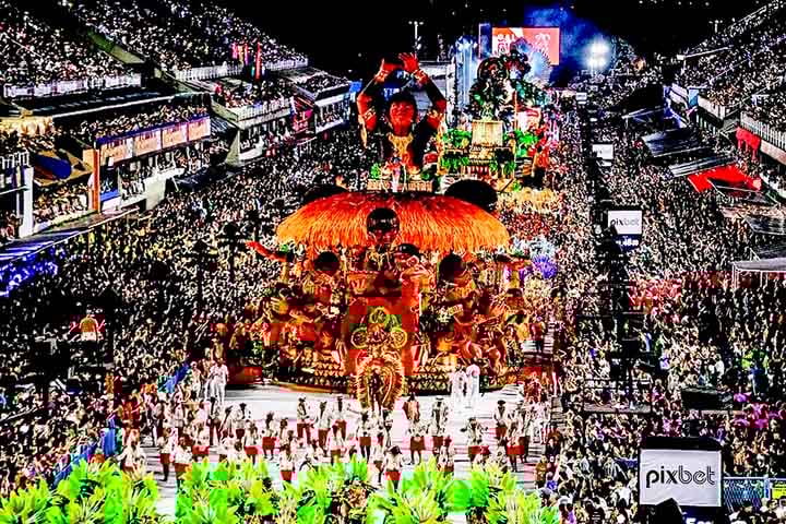 A última etapa de produção do carro é a instalação de luzes e efeitos especiais, como labaredas e canhões de papel picado. Assim, o controle de toda essa parafernália é feita por uma mesa de luz na parte traseira, que será ativada no momento em que foi planejado. 