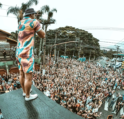 Na Mooca, o Moocalor, Mêo! brinca com o clima da cidade na época de Carnaval, além de uma gíria típica de São Paulo.