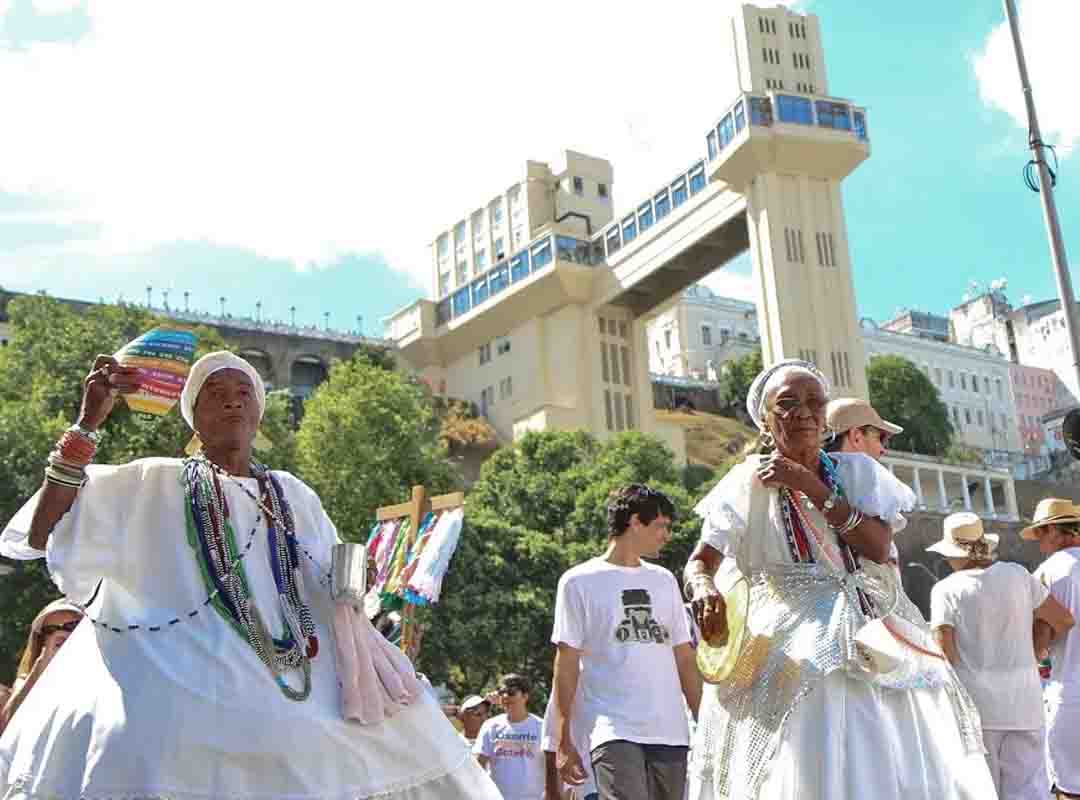 No início dos primeiros desfiles das baianas, as fantasias eram compostas por uma saia rodada, uma bata, um pano de costas e o corpete. No entanto, a criatividade brasileira fez com que cada vez mais as baianas participassem do desfile de acordo com o tema que a escola faz no ano. 