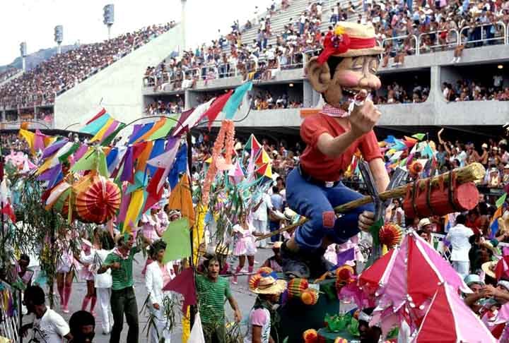 No outro dia, a Mangueira ficou com o título ao homenagear o compositor Braguinha. Campeã do desfile de segunda-feira, a verde e rosa conquistou seu décimo quarto título ao sagrar-se também supercampeã. Campeã do desfile de domingo, a Portela ficou em segundo lugar com dois pontos de diferença para a escola da zona norte.