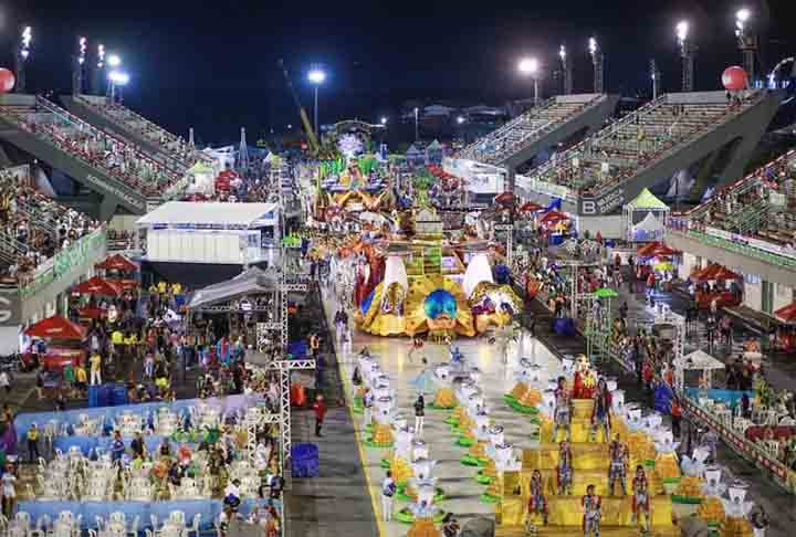 Inaugurado em 1994, o sambódromo tem 405 metros de comprimento e capacidade para 80 mil pessoas. 