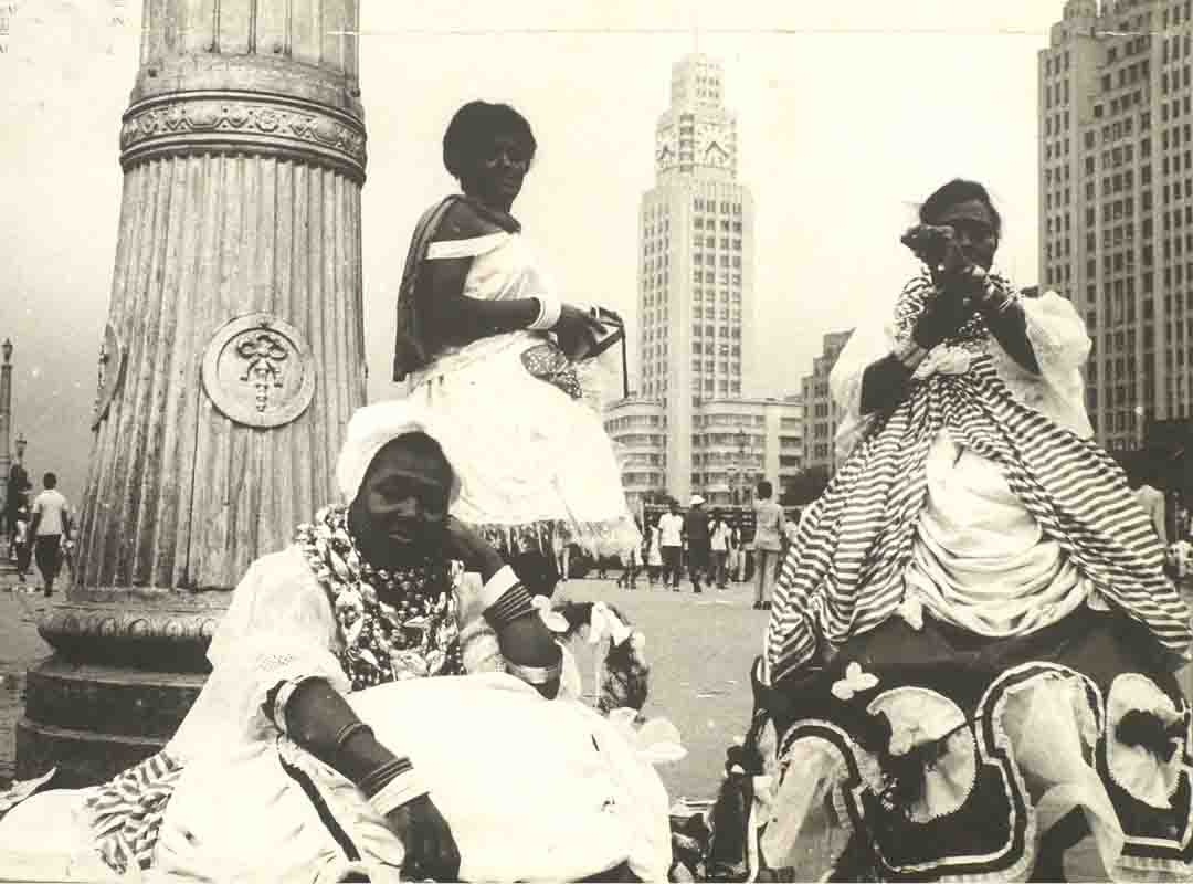 Em 1933, o então prefeito do Rio, Pedro Ernesto. criou através de um decreto de lei a ala das baianas nas escolas de samba, em homenagem às “baianas do acarajé”, que estavam sempre presentes nas ruas e casas de santo do início do século XX.