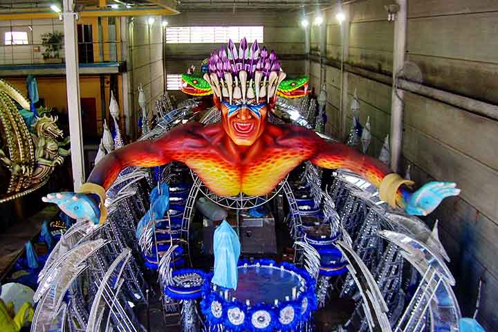 Dentro do barracão, há diversos testes com a alegoria, que em alguns momentos fica do lado de fora para uma movimentação interna. Os componentes que virão em cima do carro fazem testes, para a agremiação ter noção de como ficará essa distribuição.