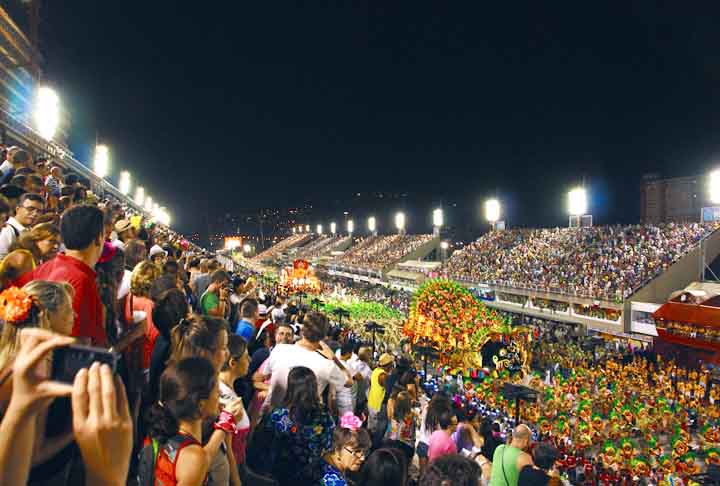 Darcy Ribeiro, portanto, é tido como um dos principais articuladores da construção da passarela do samba. Ele teria incentivado a ideia de uma parte mais larga, em forma de praça, cercada por arquibancadas ao final da passarela, assim como o nome Praça da Apoteose.