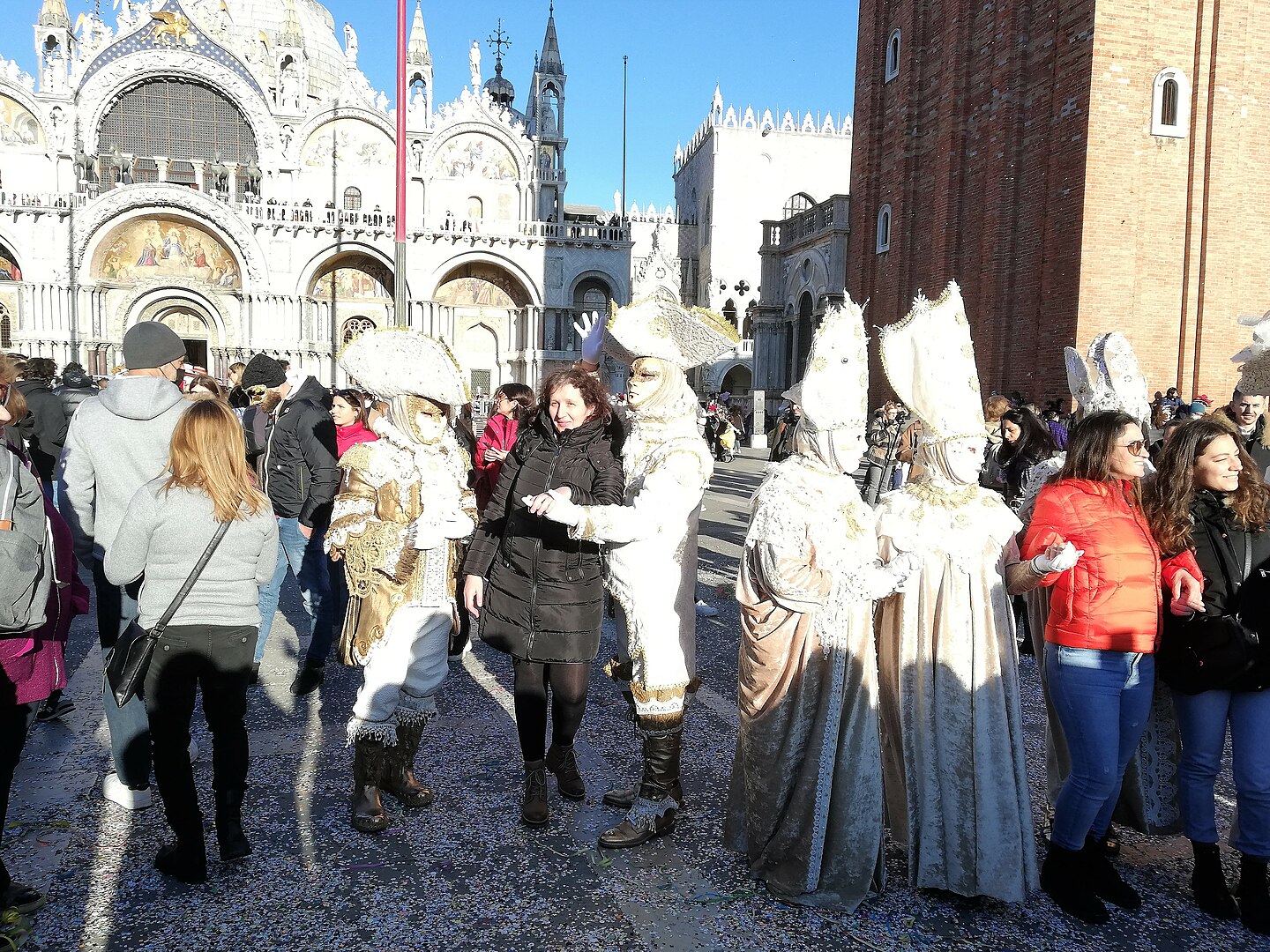 Durante duas semanas, Veneza se transforma em um palco de festividades, desfiles de máscaras, bailes e eventos culturais, proporcionanado experiências memoráveis para crianças e adultos de todas as idades.