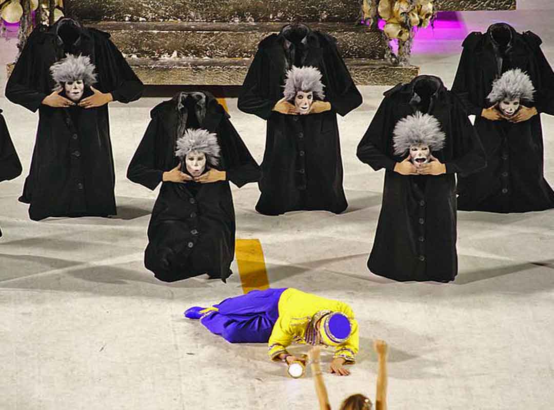 Duas versões explicam as cores azul e amarelo-ouro. Uma delas afirma que elas foram adotadas pela Casa de Bragança. A outra, indica que em uma das entradas do Morro do Borel uma fábrica de cigarros tinha como símbolo um pavão-real.