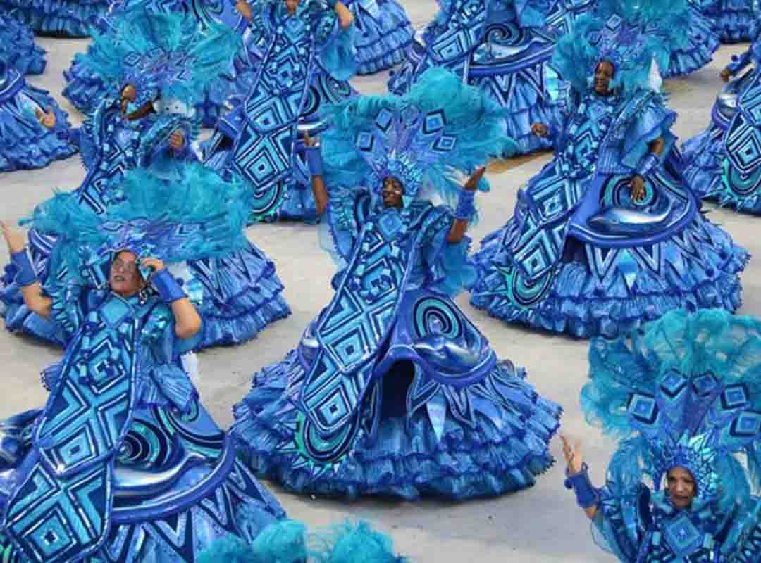 O nome Portela foi em uma homenagem à rua onde ficava a sede do grupo (Madureira e Oswaldo Cruz, na Zona Norte do Rio). Antônio Caetano, desenhista da Marinha, usou as cores azul e branco em homenagem ao manto de Nossa Senhora Conceição e a águia.