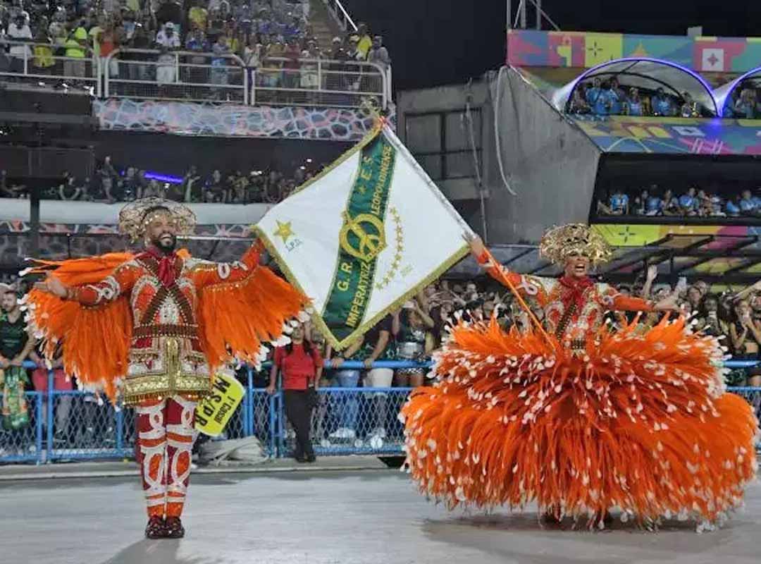 O nome faz referência à Estrada de Ferro Leopoldina, que cortava o bairro. As 11 estrelas na bandeira simbolizam os bairros da região: Bonsucesso, Brás de Pina, Cordovil, Manguinhos, Olaria, Parada de Lucas, Penha, Penha Circular, Vila da Penha, Ramos e Vigário Geral.