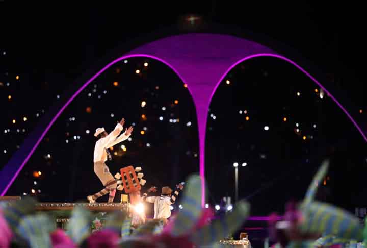 Na Praça da Apoteose, existe um grande arco parabólico de concreto com um pendente ao centro. Este arco se tornou um símbolo do sambódromo do Rio e mais um ícone arquitetônico criado pelo arquiteto Oscar Niemeyer.