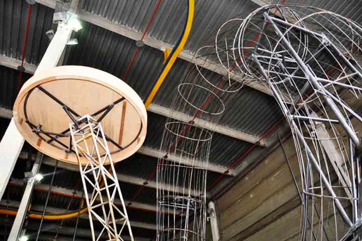 Esse sistema ainda inclui a frenagem, composta por discos, pastilhas e cilindros de freio, que trabalham juntos para garantir que o carro consiga parar tranquilamente em caso de emergência.