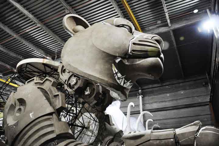 Além de criarem as estruturas dinâmicas, os ferreiros de Parintins, no Amazonas, trabalham nos desfiles do Rio de Janeiro. Eles vão dentro dos carros, escondidos, mexendo as peças que conferem movimento às alegorias e às esculturas. 