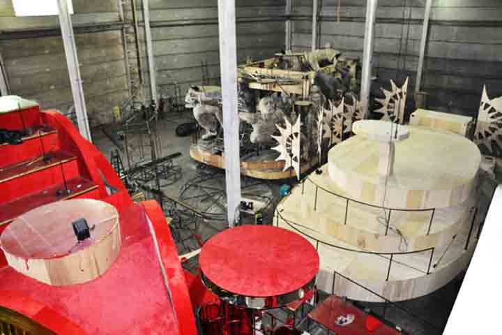 O foco é na avaliação de peso, largura, altura e estrutura, visando a segurança de cada desfilante. A engenharia é construída com chassis de veículos de grande porte, como caminhões e ônibus, podendo ter até três eixos de rodagem.