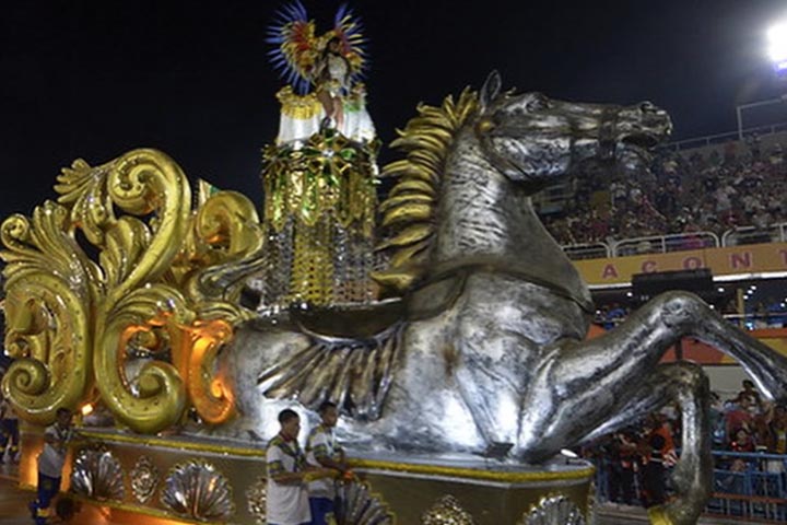 A primeira escola do Morro do Tuiuti foi a Unidos do Tuiuti, de 1933, tendo a Paraíso das Baianas, de 1940. A Paraíso do Tuiuti foi fundada em 1952, a partir da união entre os integrantes dos dois grupos. Ela tem como símbolo uma coroa, com uma lira, ladeada por ramos de louro.