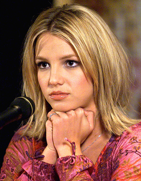 Britney Spears - Em um dos casos mais emblemáticos do meio artístico, a princesinha do pop travou uma longa batalha contra o pai, Jamie Spears, e inspirou muitos fãs e admiradores da cantora a criar o movimento #FreeBritney.