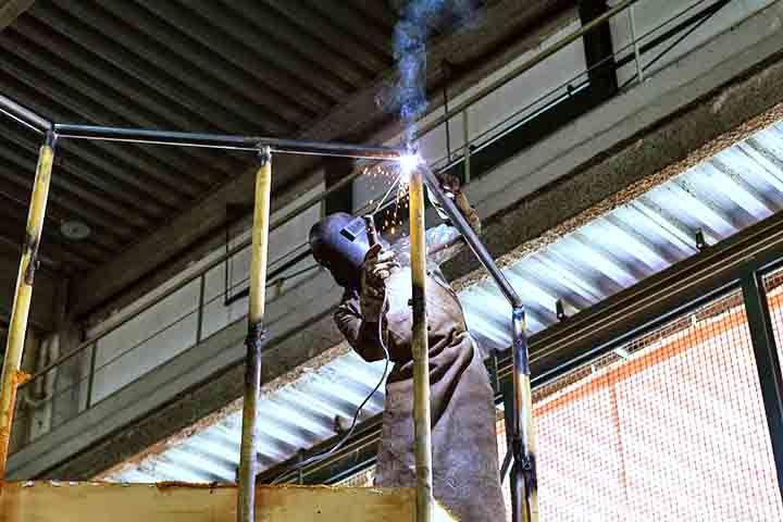 Outro ponto é a questão da direção, que necessita ter um controle impecável para permitir que o motorista ajuste o rumo do chassi. Atualmente, os carros são motorizados, algo que era proibido nos anos 1990, com os famosos empurradores. 