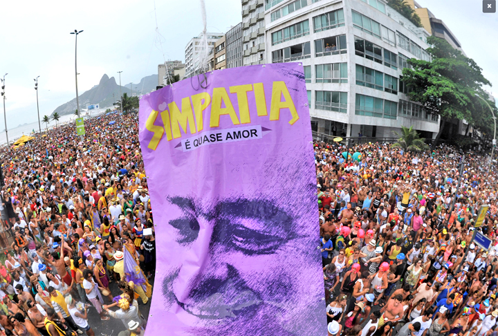 Ainda na capital carioca, um muito famoso é o Simpatia é Quase Amor. Além de criativo, ele merece destaque porque sua história está ligada à redemocratização do Brasil.