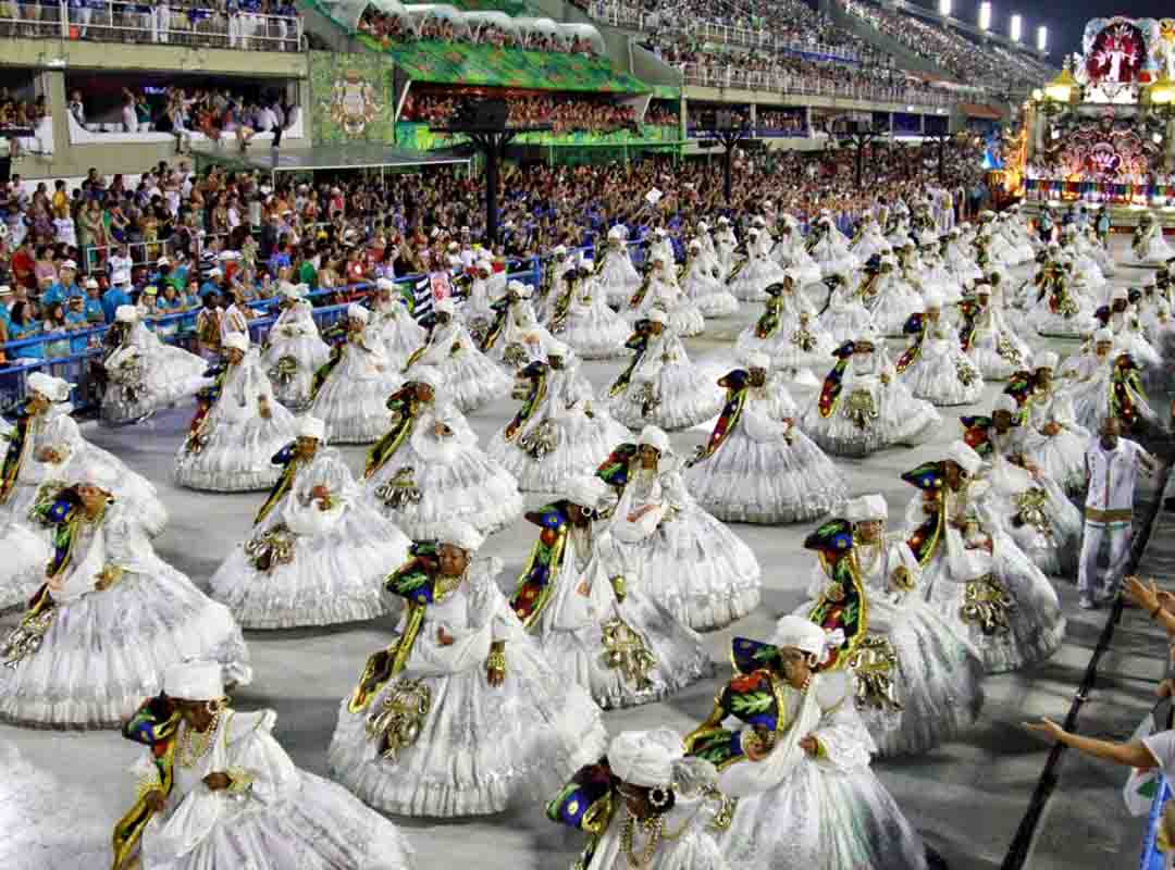 O recifense Pedro Ernesto, quando prefeito do então Distrito Federal, tornou-se o primeiro político a dar apoio financeiro ao carnaval, dentro de um projeto que visava transformar o Rio de Janeiro numa potência do turismo, e em 1935 reconheceu e oficializou os desfiles.[