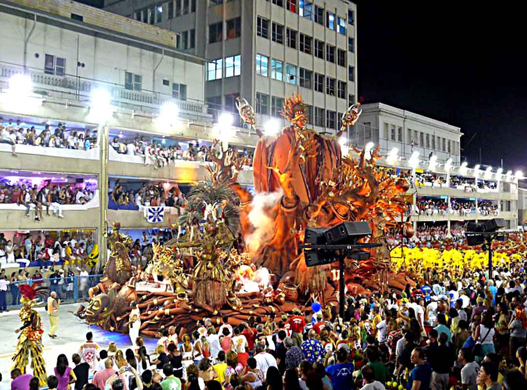 Com a motorização dos carros, o trabalho da ala da força (empurradores) ficou mais leve em alguns aspectos, mas continua muito necessário em tempos de alegorias maiores e que precisam ser retiradas em um tempo curto na área da dispersão. 