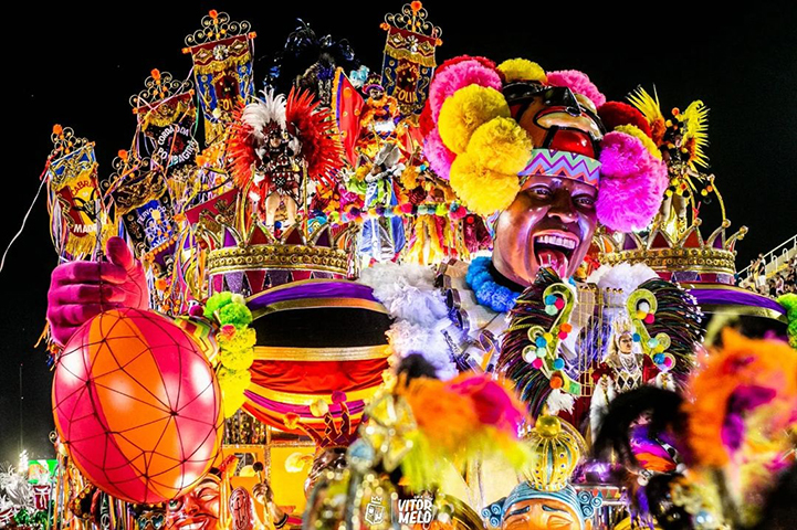 A escola nasceu com as cores verde, vermelho e branco, sendo fundada por Milton Abreu do Nascimento, o Perácio. O brasão é dividido entre um tambor com baquetas cruzadas e a Refinaria Duque de Caxias, a Reduc.