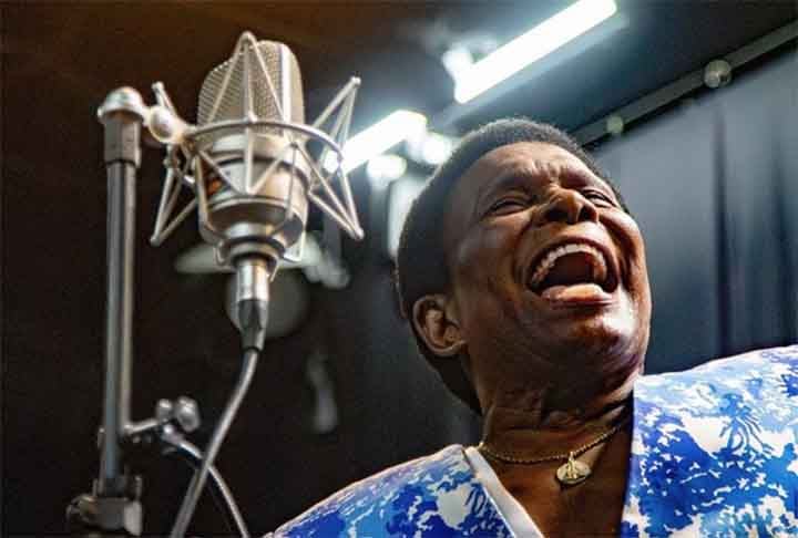 Neguinho está na festa desde que chegou à Beija-Flor em 1976 vindo da Leão de Nova Iguaçu. Desde então, sempre esteve à frente do carro de som da escola e acumula 14 títulos do Grupo Especial. Foi estandarte de ouro em 1985, 2002, 2003, 2009 e 2013.