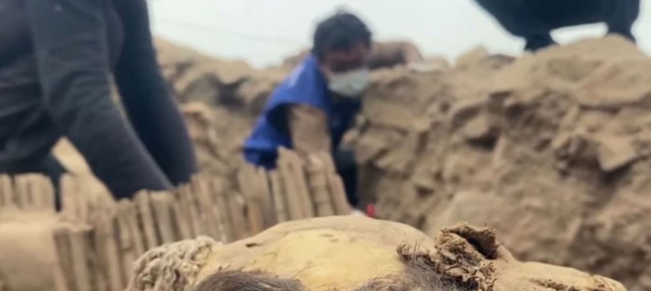 Acredita-se que possuam mais de mil anos e sejam da cultura Ichma, que se desenvolveu na costa central do Peru antes da ascensão do Império Inca.