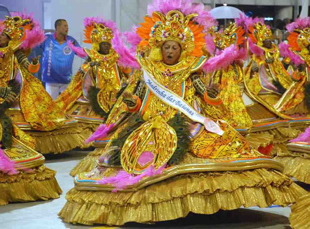Elas vendiam seus produtos caracterizadas com seus trajes típicos que são compostos pelo torso, a bata, o pano da costa e a saia rodada. A origem dessa vestimenta remonta às escravas que se enfeitavam para as procissões de rua e cultos de religiões de matrizes africanas. 
