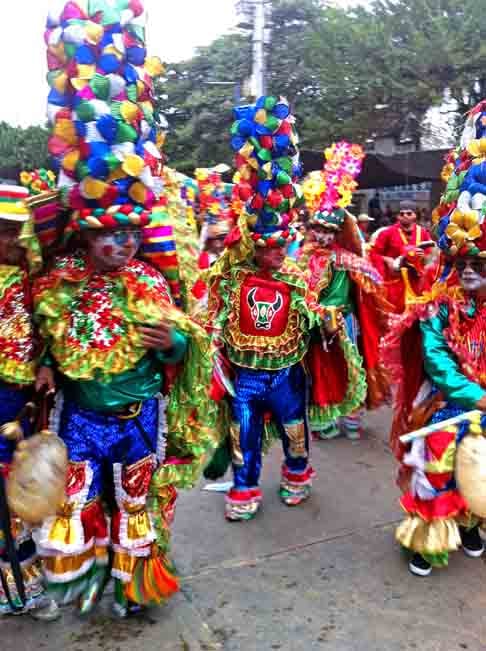 Bogotá, na Colômbia - Assim como em Barranquilla, a capital colombiana também é tomada por desfiles repletos de manifestações do folclore e ritmos, como a cúmbia. 
