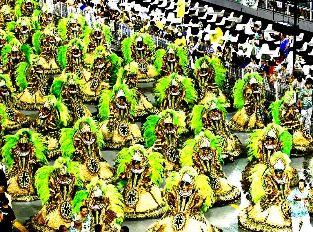 Os sambistas do Morro de São Carlos, no Estácio, fundaram a Deixa Falar, em 1928, com as bases das atuais escolas de samba. Entre eles, estava Ismael Silva com a ideia de criar um bloco carnavalesco diferente, que pudesse dançar e evoluir ao som do samba.