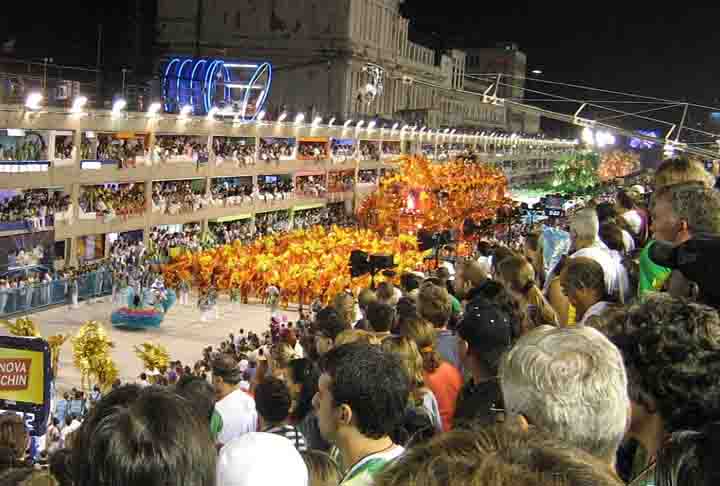 O bi da Beija-Flor, em 2008, veio com um desfile sobre o município de Macapá, capital do Amapá. O enredo Macapaba: Equinócio Solar, Viagens Fantásticas ao Meio do Mundo foi desenvolvido pela Comissão de Carnaval da escola, formada por Alexandre Louzada, Fran Sérgio, Laíla e Ubiratan Silva. Louzada conquistou seu quarto título, sendo o terceiro consecutivo. 