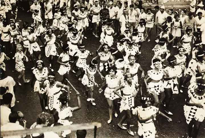 O Carnaval, então, é uma festa popular que acontece anualmente, em fevereiro ou março, e que antecede a Quaresma. Nas diferentes regiões do Brasil, os festejos apresentam diferentes opções de músicas, locais, vestimentas e culturas.