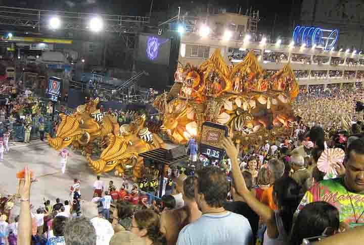 Depois de um longo jejum de 16 anos, o Salgueiro conquistou seu nono título. A escola da Tijuca realizou um desfile sobre o tambor, abordando os rituais africanos e os projetos sociais do Brasil, como o AfroReggae e a Timbalada de Carlinhos Brown. A última alegoria do desfile do carnavalesco Renato Lage reuniu todos os mestres de bateria do Grupo Especial numa homenagem a Mestre Louro, falecido no ano anterior. 